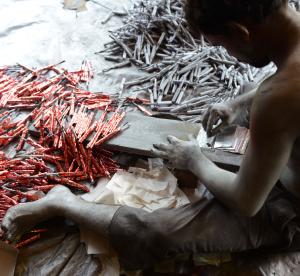These Pictures Of Firecracker Makers Will Make You Think Whether To Buy Firecrackers Or Not This Diwali