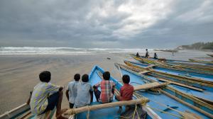 10 Inspiring Images That Reveal People of Vizag’s Unity After HudHud Cyclone