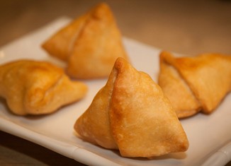 Newspaper-Publish-Pakistan’s-Supreme-Court-Verdict-of-‘Samosa’-at-Rs.6-Twitter-Falls-Laughing-326×235