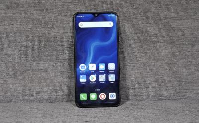 8 Best Smartphones with Teardrop, Dewdrop, or Waterdrop Notch That You Can Buy