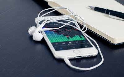 iphone with headphone jack