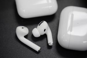 5 Best AirPods and AirPods Pro Waterproof Cases You Should Buy