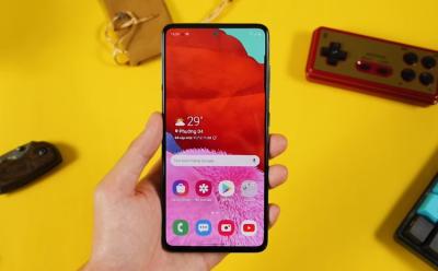 galaxy A51 punch-hole Infinity-O display