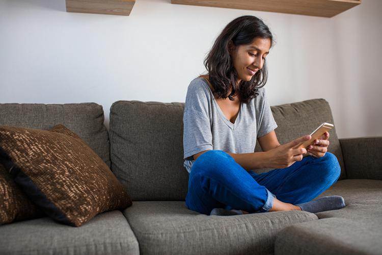 Phone Using Indians Indians Used Smartphones About 3.5 Hours Per Day in 2019 | Beebom