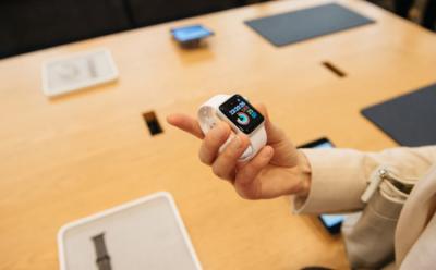 Apple prevent trying on watch feat.