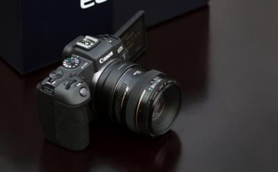 Canon's New Software Turns Your DSLR into a Webcam