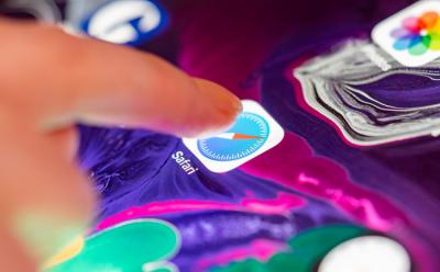 Safari-iPhone-shutterstock-website