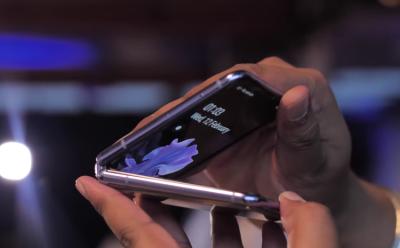 6 Best Smart Flip Phones to Buy in 2021