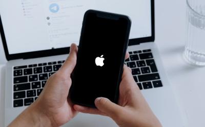 iphone showing apple logo turning off featured