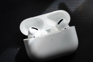 Apple AirPods Pro and AirPods Max Gain Find My Support with New Firmware Update