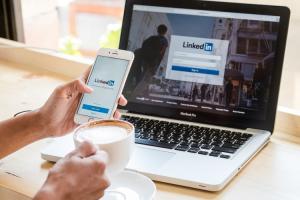 LinkedIn Adds Supports for Hindi in India; Here's How to Access LinkedIn in Hindi