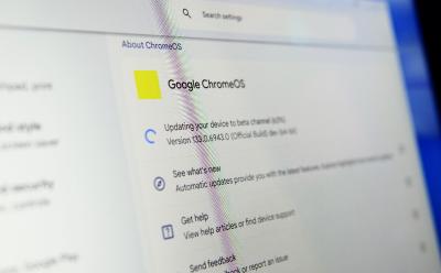 a laptop displaying the progress of a ChromeOS update install