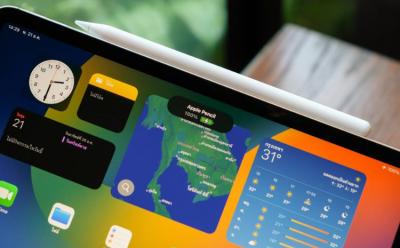 Apple Pencil 2 charging wirelessly on a comaptible iPad