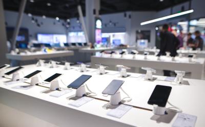 Global smartphone shipment stagnation