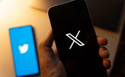 This image represents the former Twitter logo and the new Twitter logo projected via two different smartphones