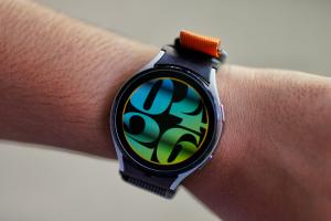 How to Get Apple Watch 9's Double-Tap Gesture on Galaxy Watches