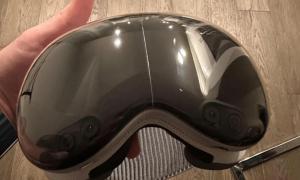 Vision Pro Front Glass Cracking Cases Are Increasing by the Day