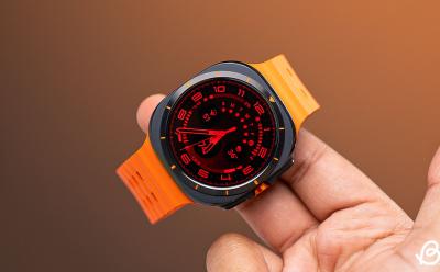 Galaxy-Watch-Ultra-with-band-in-hand-design