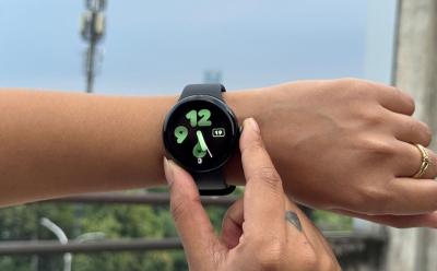 shot of a hand wearing the Pixel Watch 3 on wrist showing the watch face