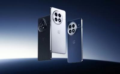 OnePlus 13 models set in front of a dark blue gradient backdrop