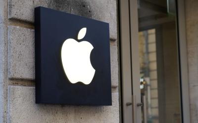 shot of the Apple Logo outside an Apple Store