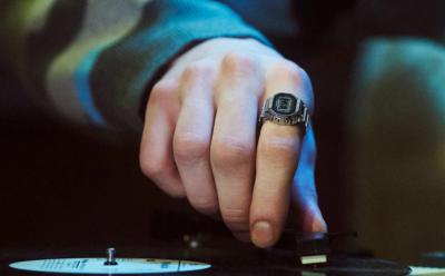 Casio CRW-001-1JR in finger design