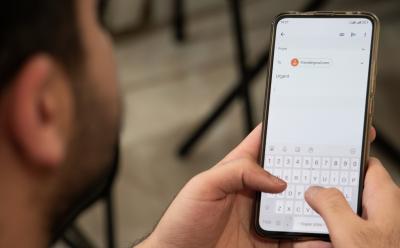 Person sending an email on Gmail