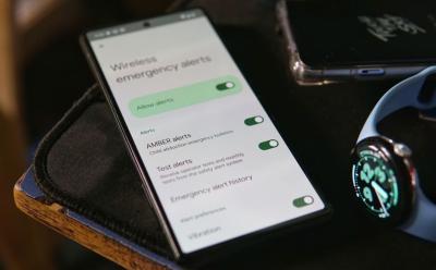 Google Pixel on Wireless emergency alerts settings and amber alerts toggle