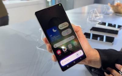 hand holding Samsung Galaxy S25 Ultra showcasing the new Gemini overlay