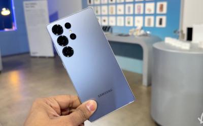 Hand holding the Samsung Galaxy S25 Ultra showing a preview of its read panel