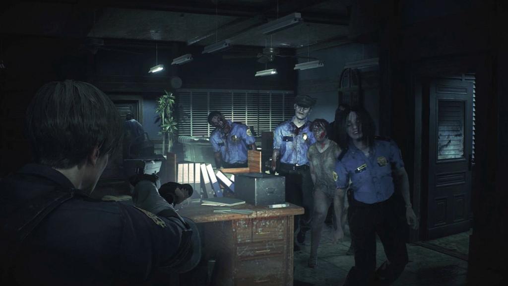Leon fighting zombies in RE 2 Remake
