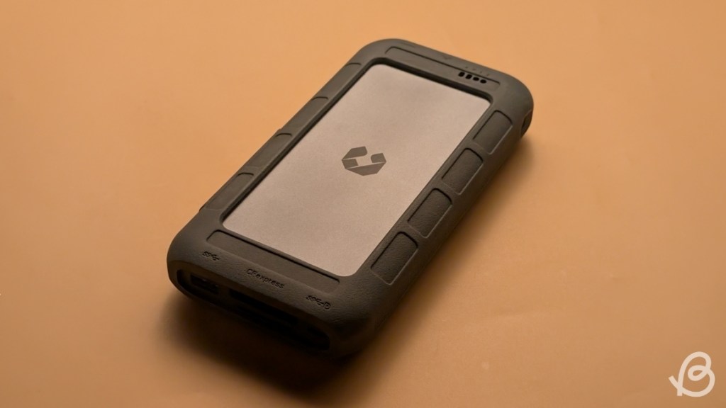 UnifyDrive UT2 NAS with its cover