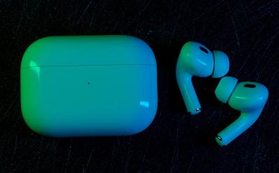 AirPods-Pro-2-with-Buds-and-Case-side-by-side
