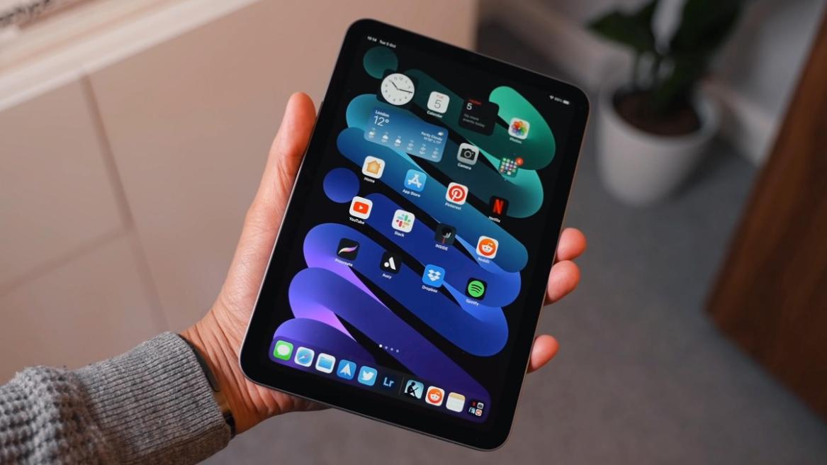iPad-in-the-hand-of-a-user