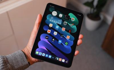 iPad-in-the-hand-of-a-user