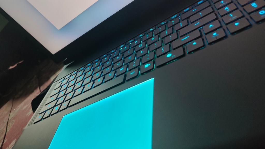 Closeup-Keyboard-and-Touchpad-Alienware-Area-51