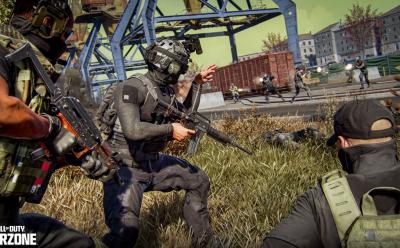 Operators carrying weapons in Warzone