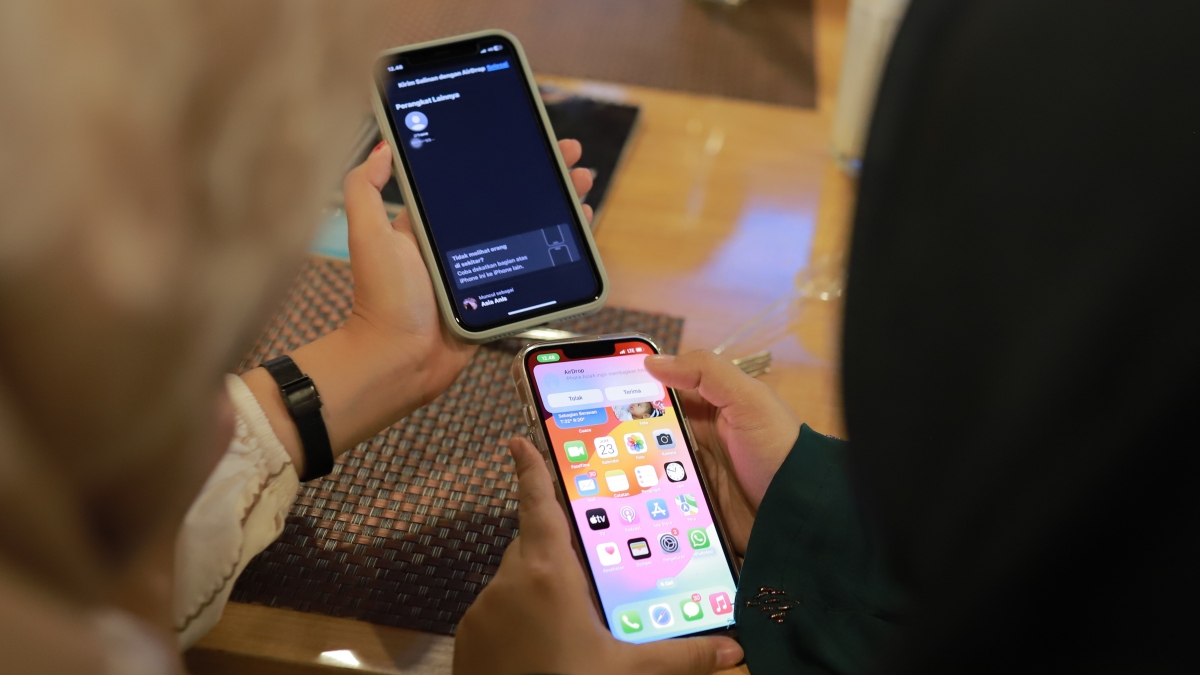 AirDrop between iPhones in hands