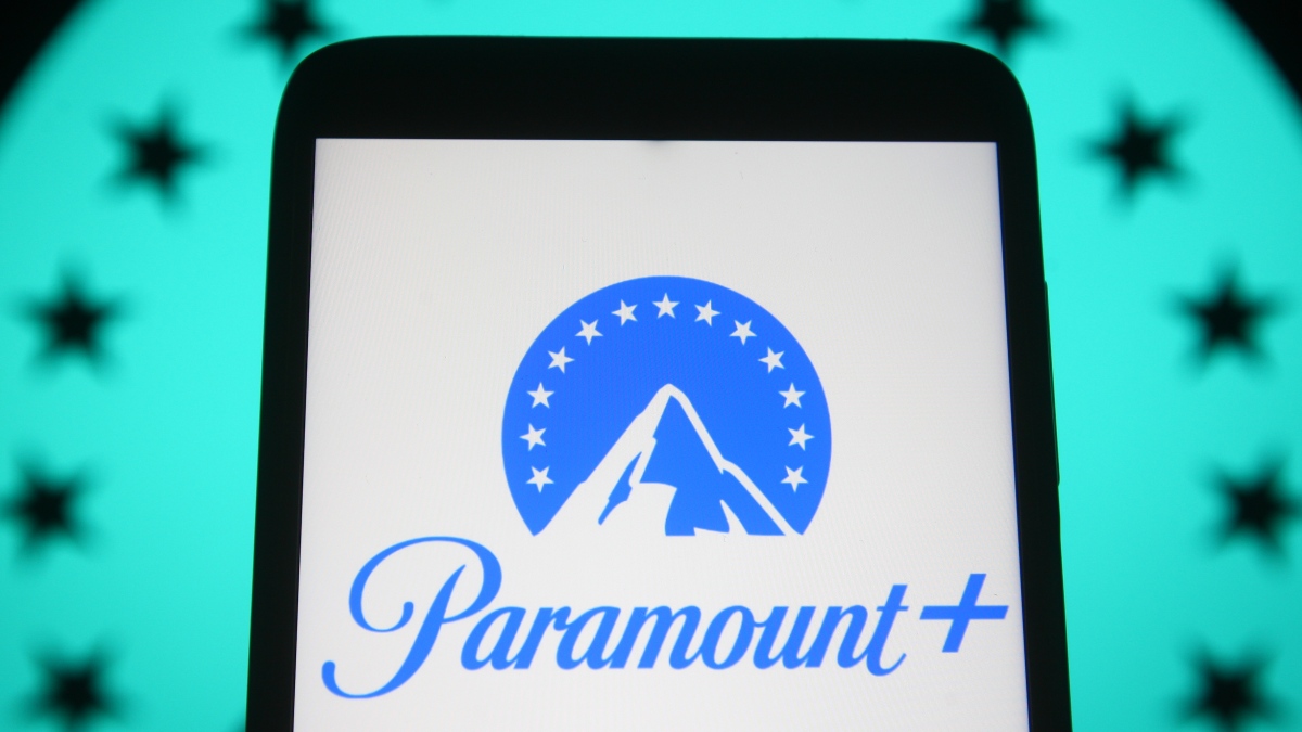 Paramount-Logo-on-a-Phone-behind-a-star-spangled-background