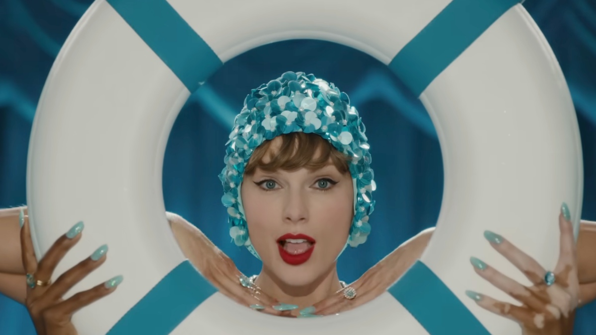 Still-of-Taylor-Swift-from-the-Music-Video-The-Fate-of-Ophelia