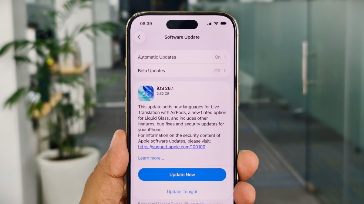 iOS 26.1 Update screen on iPhone Air display