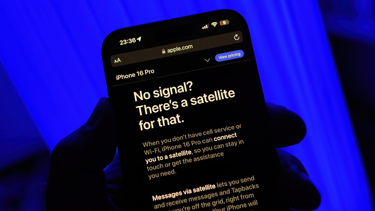 iPhone-screen-showing-a-message-to-use-satellite