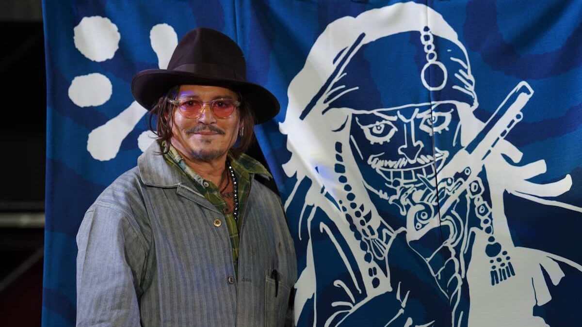 Johnny Depp, estrella de Piratas del Caribe, recibe un regalo especial del creador de One Piece, Eiichiro Oda