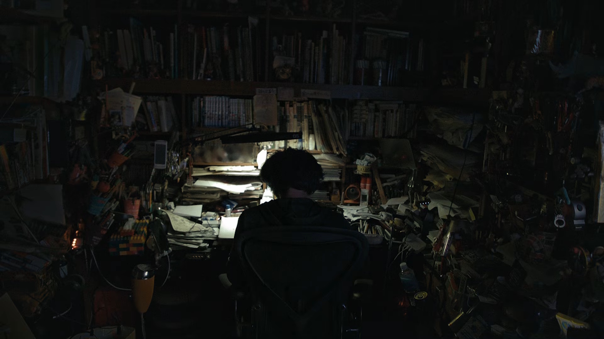 Eiichiro Oda writing the One Piece ending in a piece of paper as part of a special One Piece project.