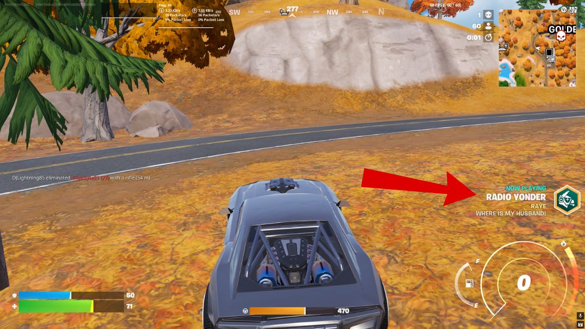 Jugador en auto de Fortnite con la estación de radio resaltada