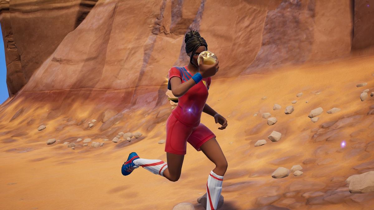 Consumir manzana dorada mientras huye en Fortnite