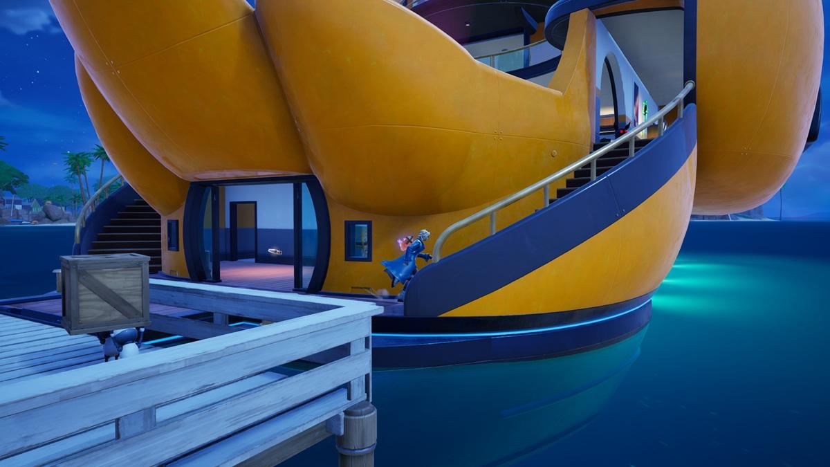 Escalera que se debe tomar para llegar a la pista de baile del Duck Yacht